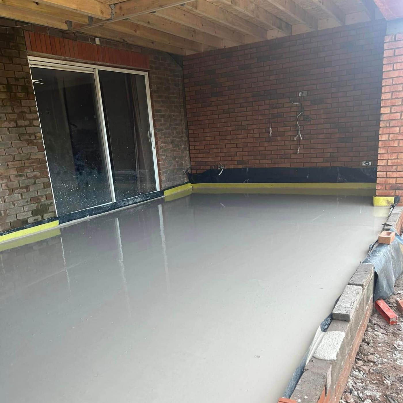 Liquid screed poured in an extension